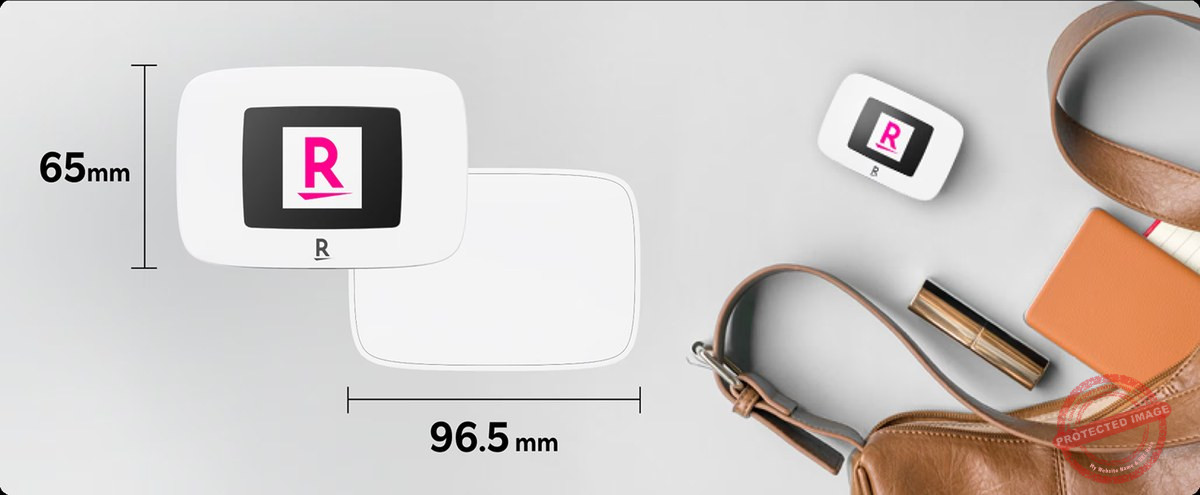 Rakuten WiFi Pocket Platinum の本体サイズ（高さ約65mm・幅約96.5mm）とバッグに入れたイメージ