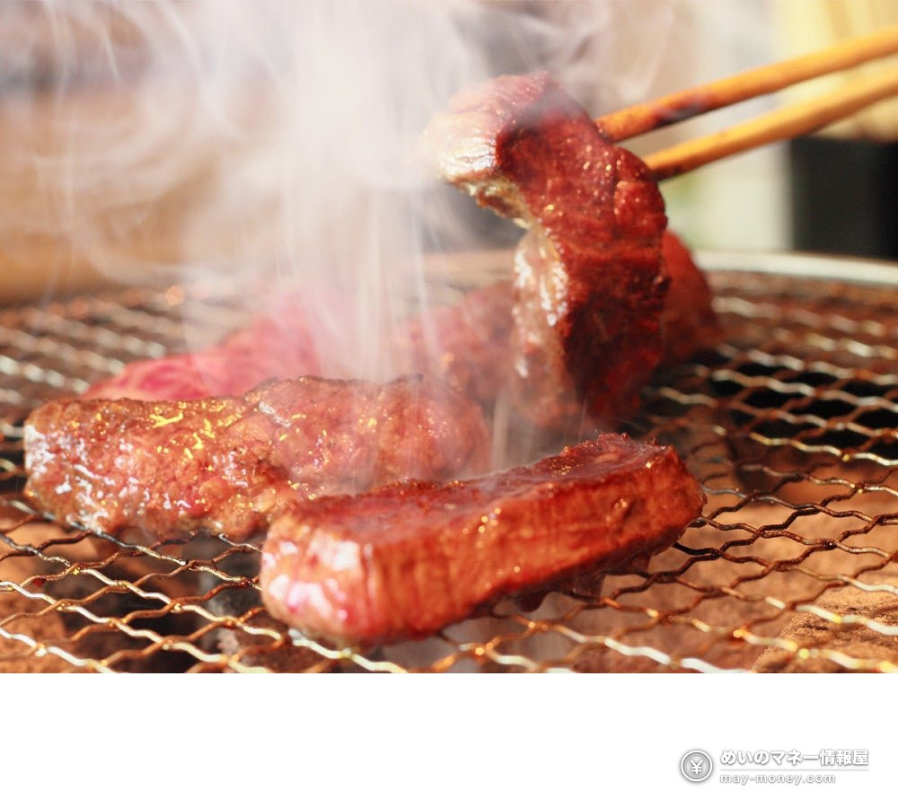Maruyoshi Seinikuten Half-Price Draft Beer Festival: Oct 1–8 in Osaka 7 Picking up grilled meat from the grill with chopsticks