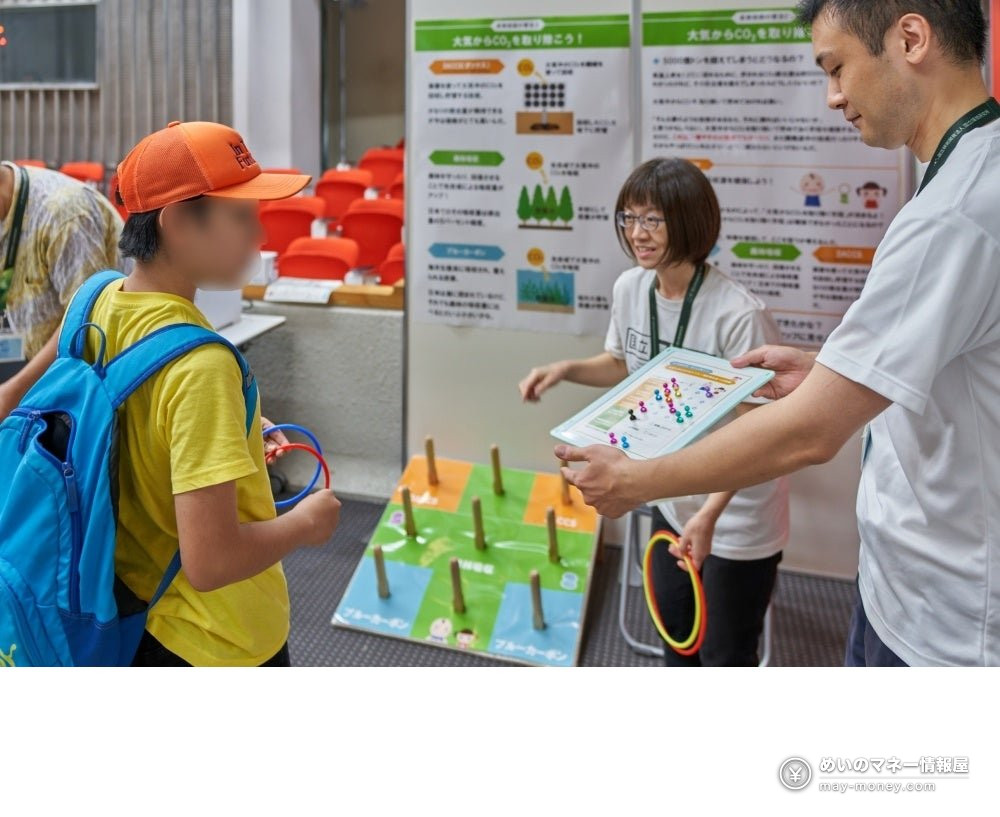 NIES Open House 2026 in Tsukuba: Free Science Day on Oct 25 2 A parent and child playing a ring toss game indoors with an institute staff member