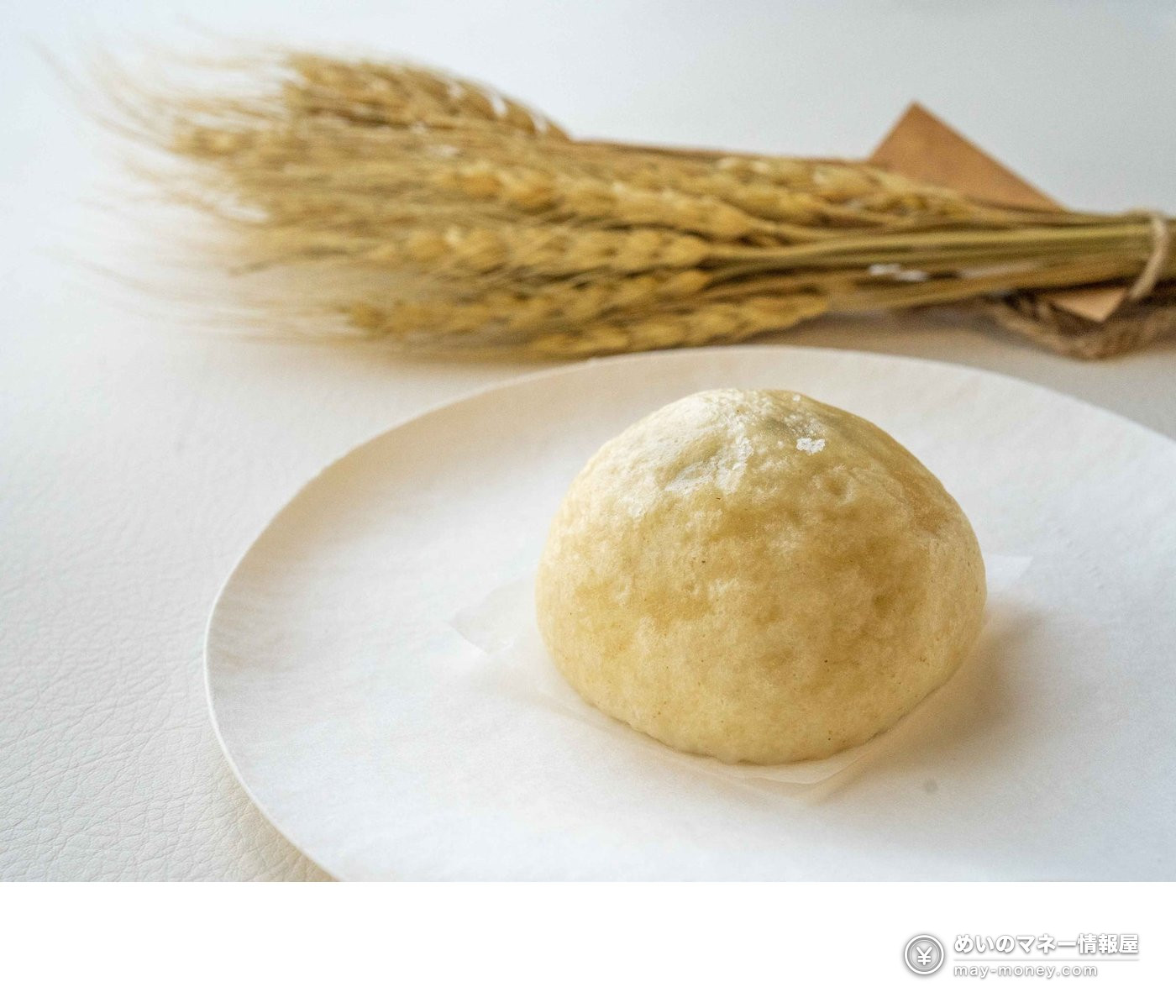 白色盘子上的圆面包和麦穗