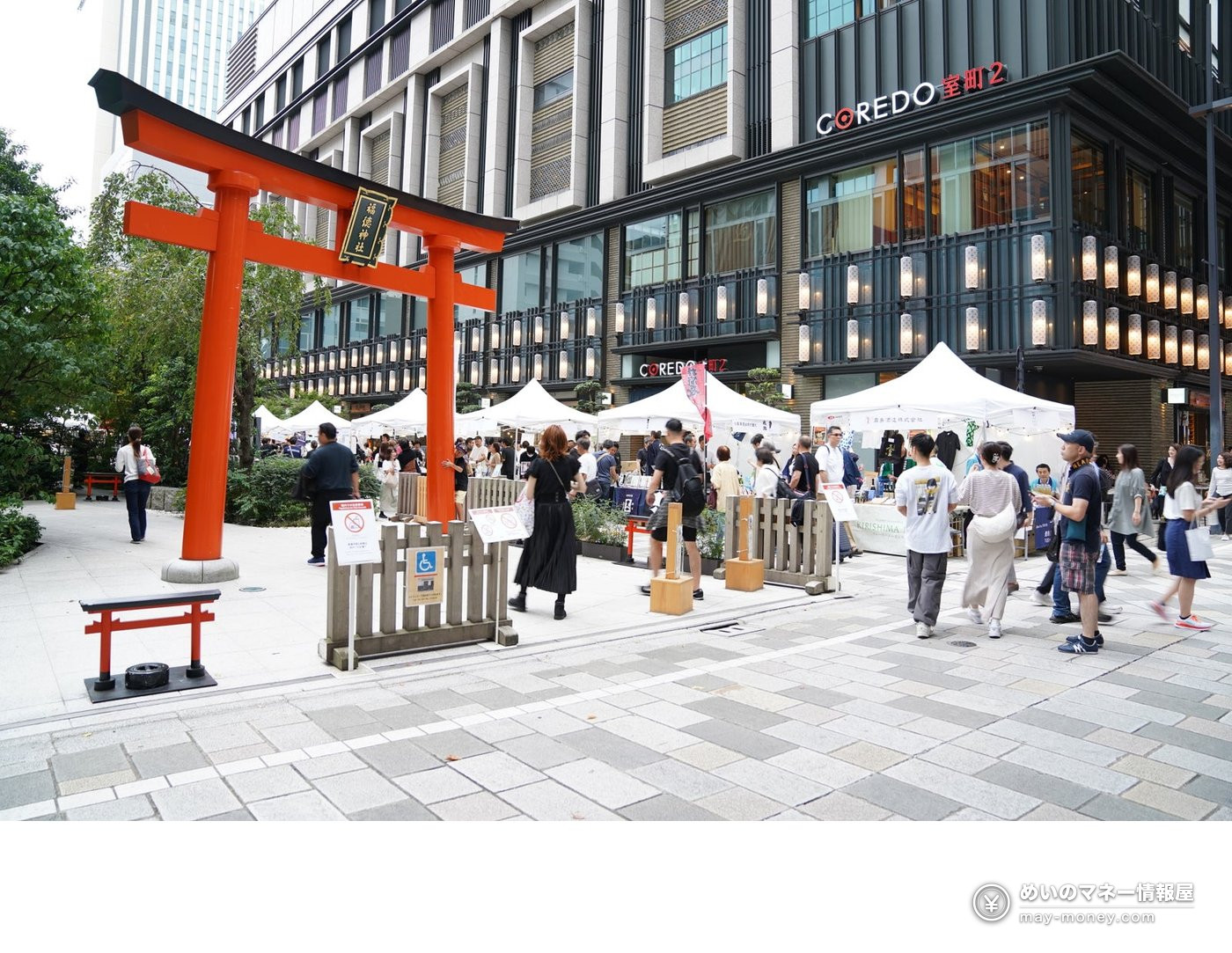 鳥居の前に屋台が並ぶ日本橋のイベント会場の様子