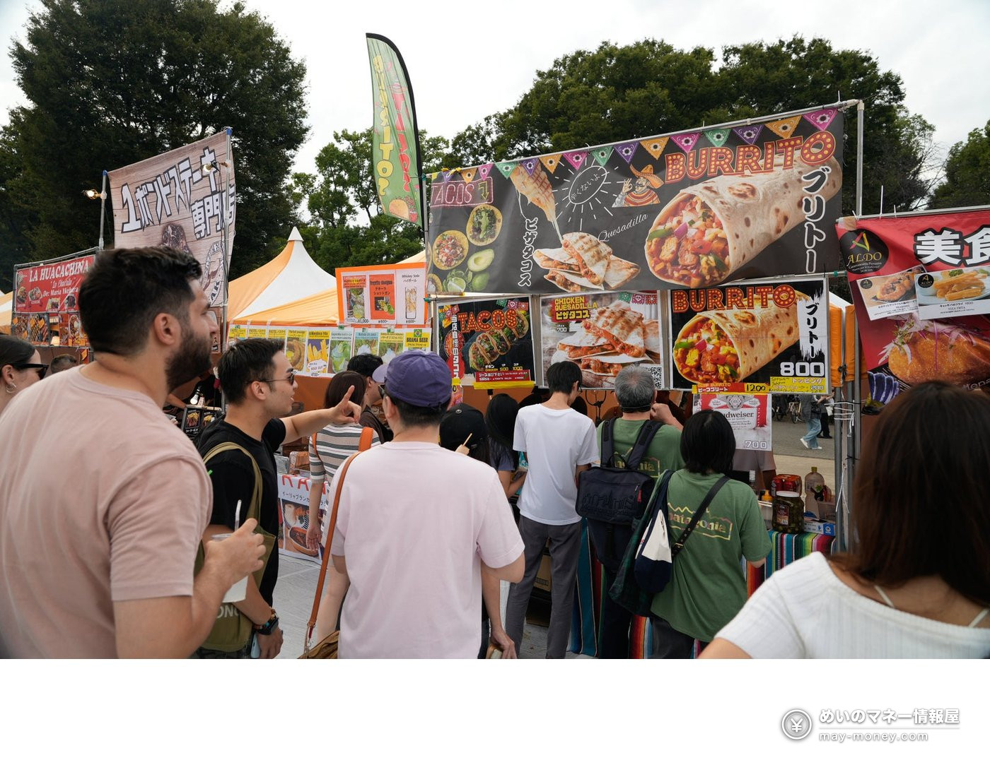 排队等候点餐的摊位与菜单看板