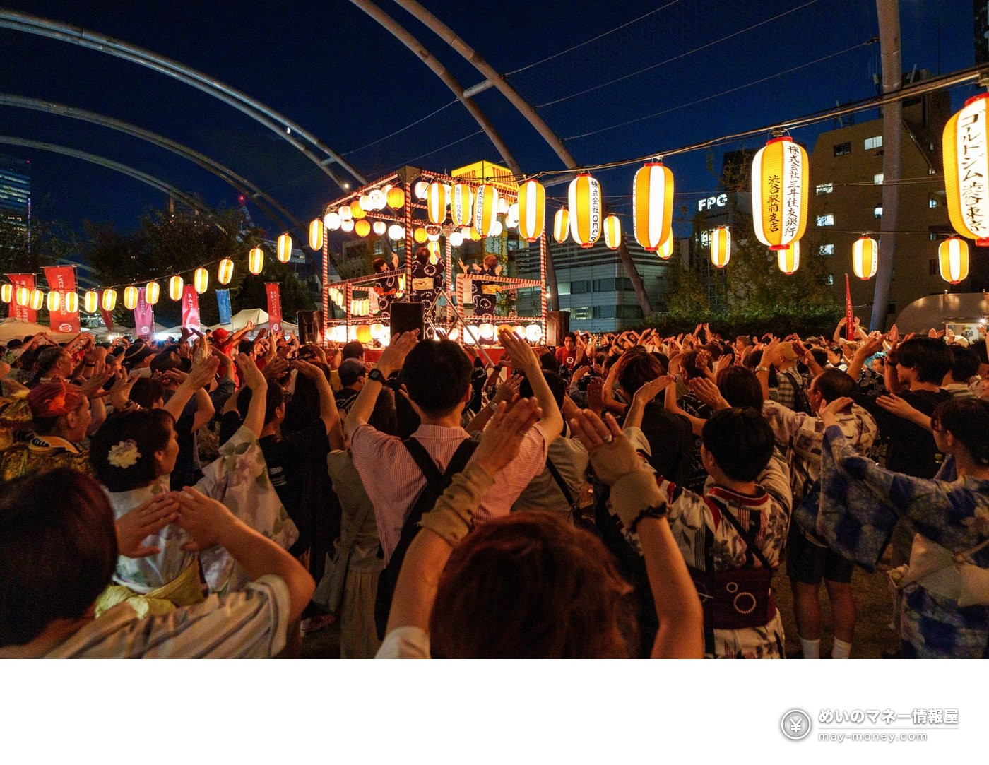 涩谷宫下公园盆踊り免费入场|SHIBUYA MIYASHITA PARK BON DANCE 9月26・27日全攻略 2 灯笼下围圈跳盆踊り的观众