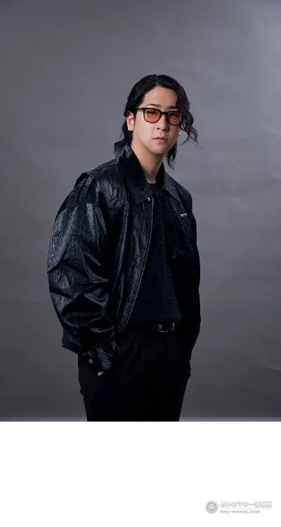 公式サイトに掲載された黒い服とサングラスの男性のビジュアル