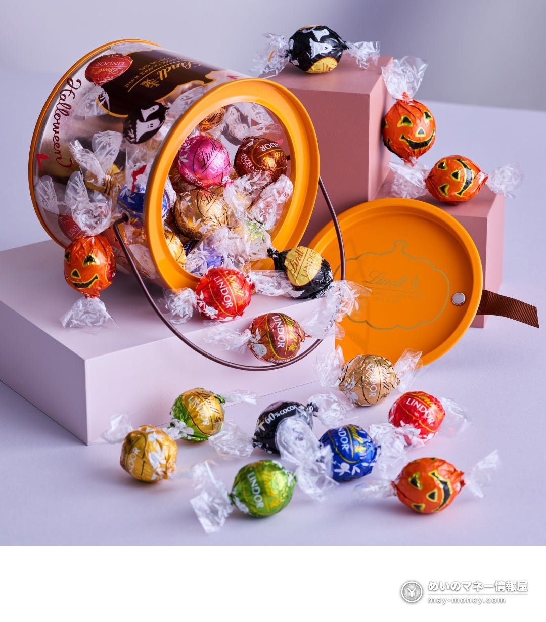 万圣节图案的 Lindt 铁罐与散落的 Lindor 巧克力球