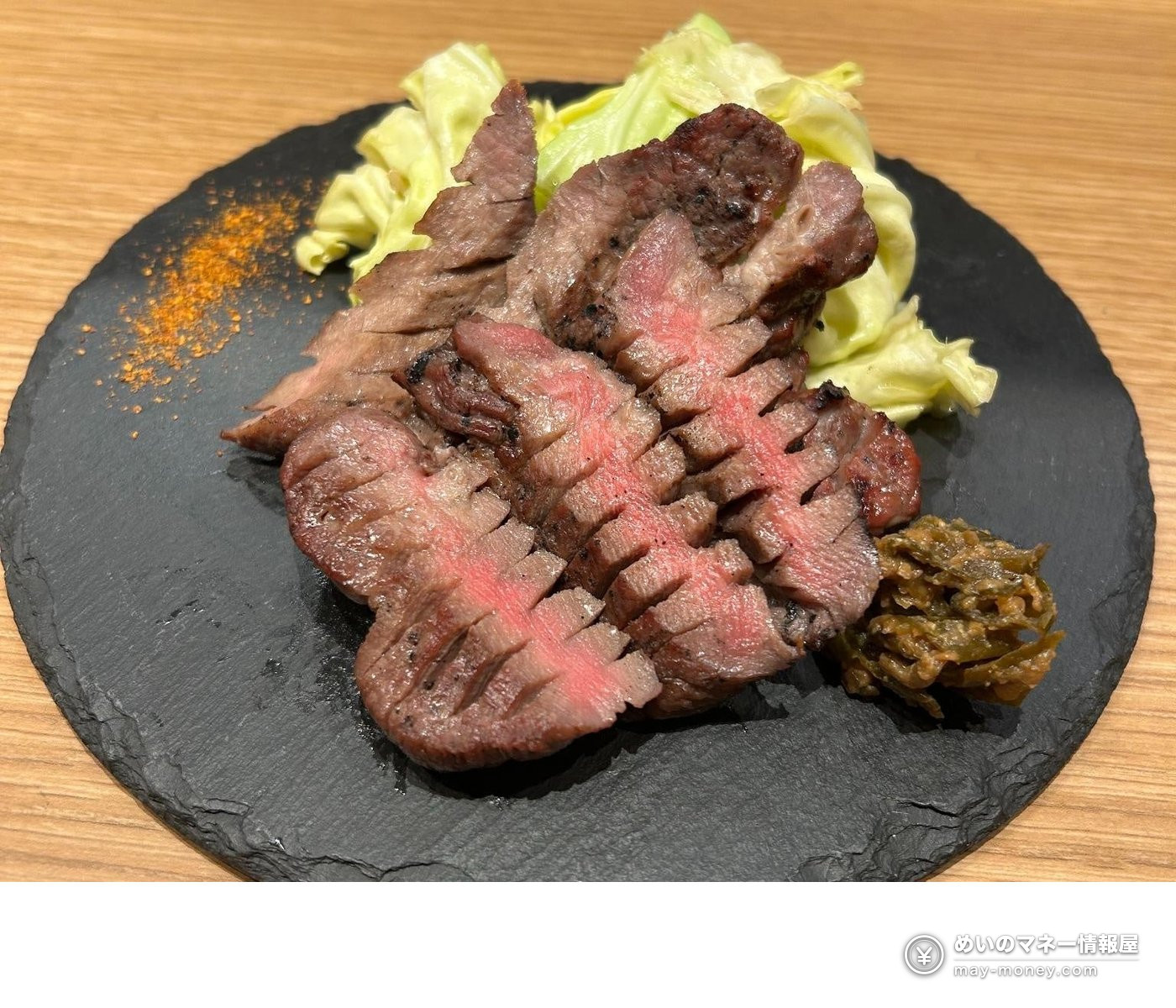 日比谷公园「肉祭」攻略|免费入场・29家肉料理店・9月18〜20日 8 黑色盘子里盛着的牛排肉和圆白菜