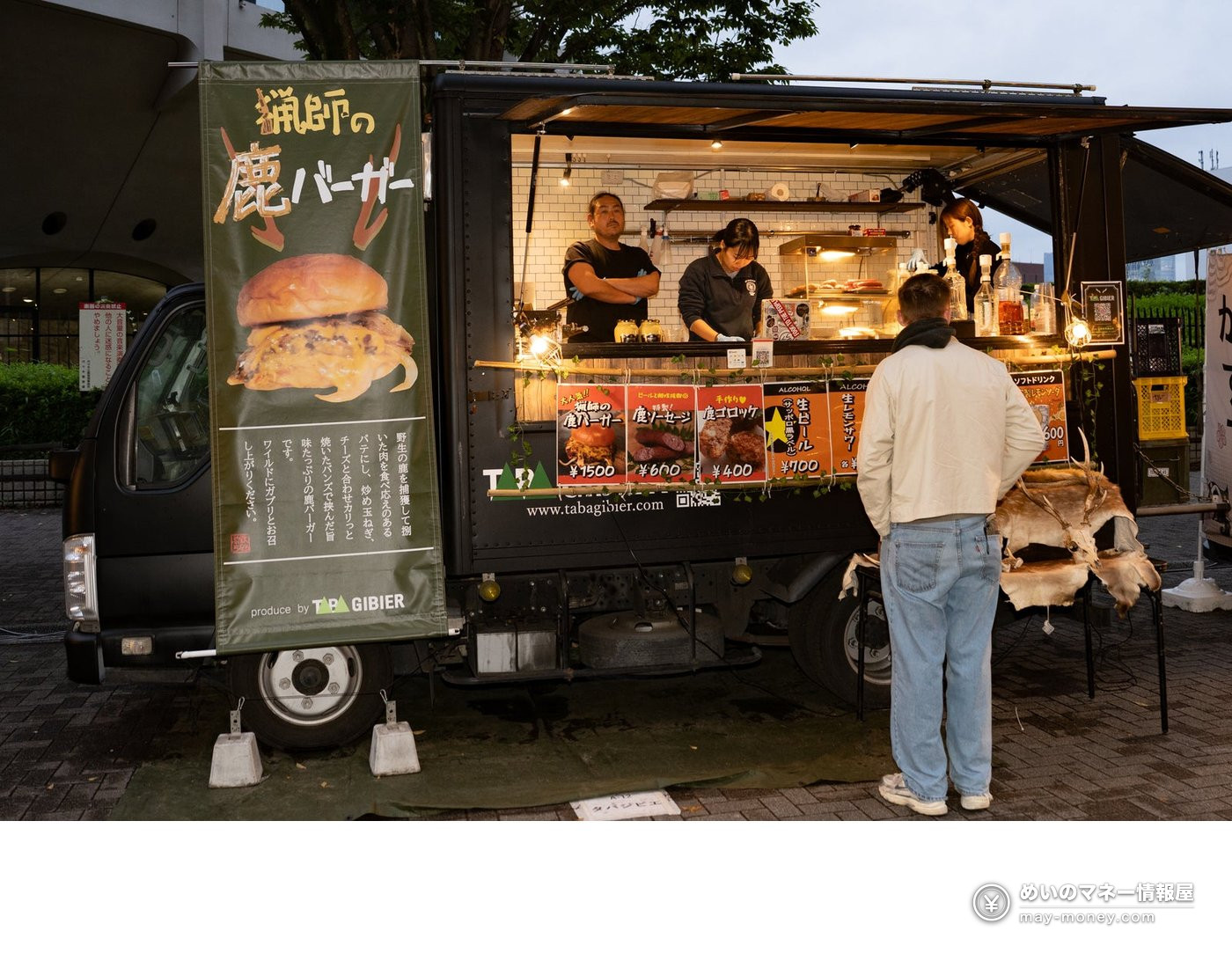 东京夜市「東京ナイトマーケット」10月代代木公园开跑|5天免费入场・时间地点与逛法全攻略 2 贩售鹿肉汉堡的屋台与排队的客人