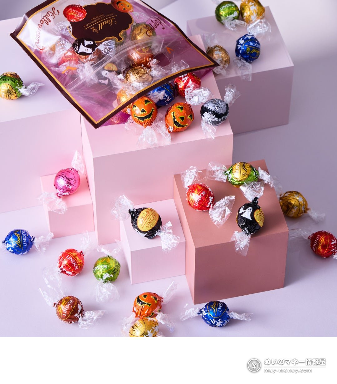 万圣节图案的纸袋与散在盒中的 Lindt 巧克力