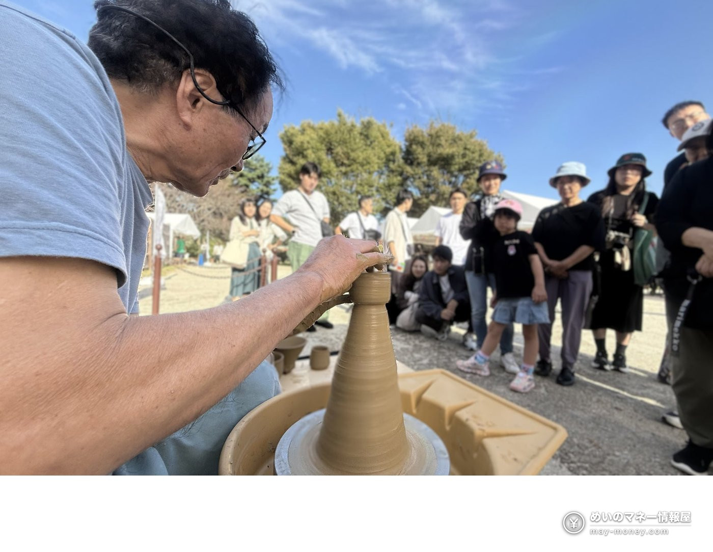 观众围观陶艺拉坯的现场示范