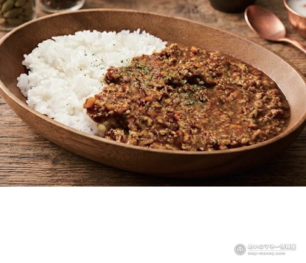 Tokyo Curry Expo at Okubo Park: 48 Shops, ¥600 Roux and ¥400 Rice 5 White rice and brown minced meat curry on a wooden plate