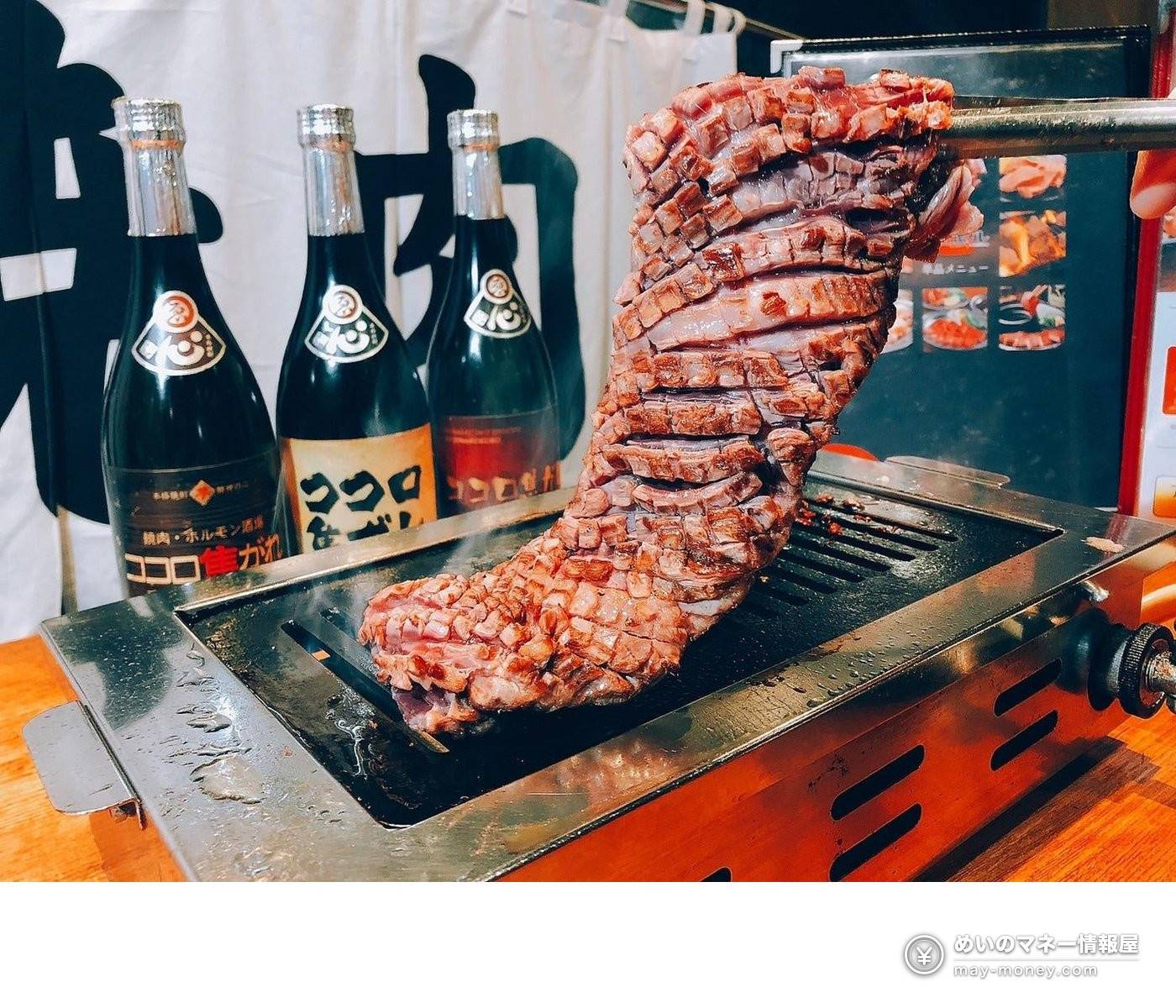 日比谷公园「肉祭」攻略|免费入场・29家肉料理店・9月18〜20日 12 烤台上正在炙烤的厚切肉块,旁边摆着三瓶酒