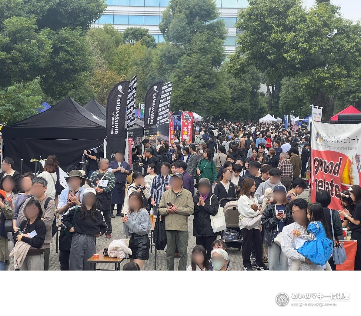 羊肉节会场里聚集的大批来场者