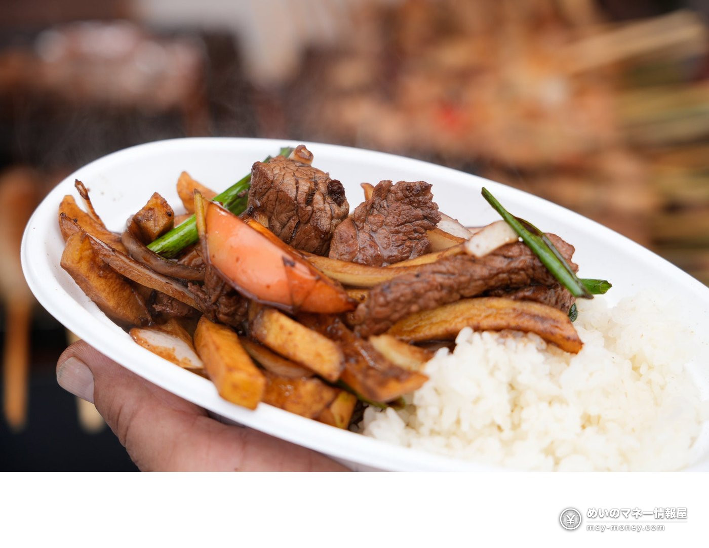 盛在米饭上的炒肉与蔬菜