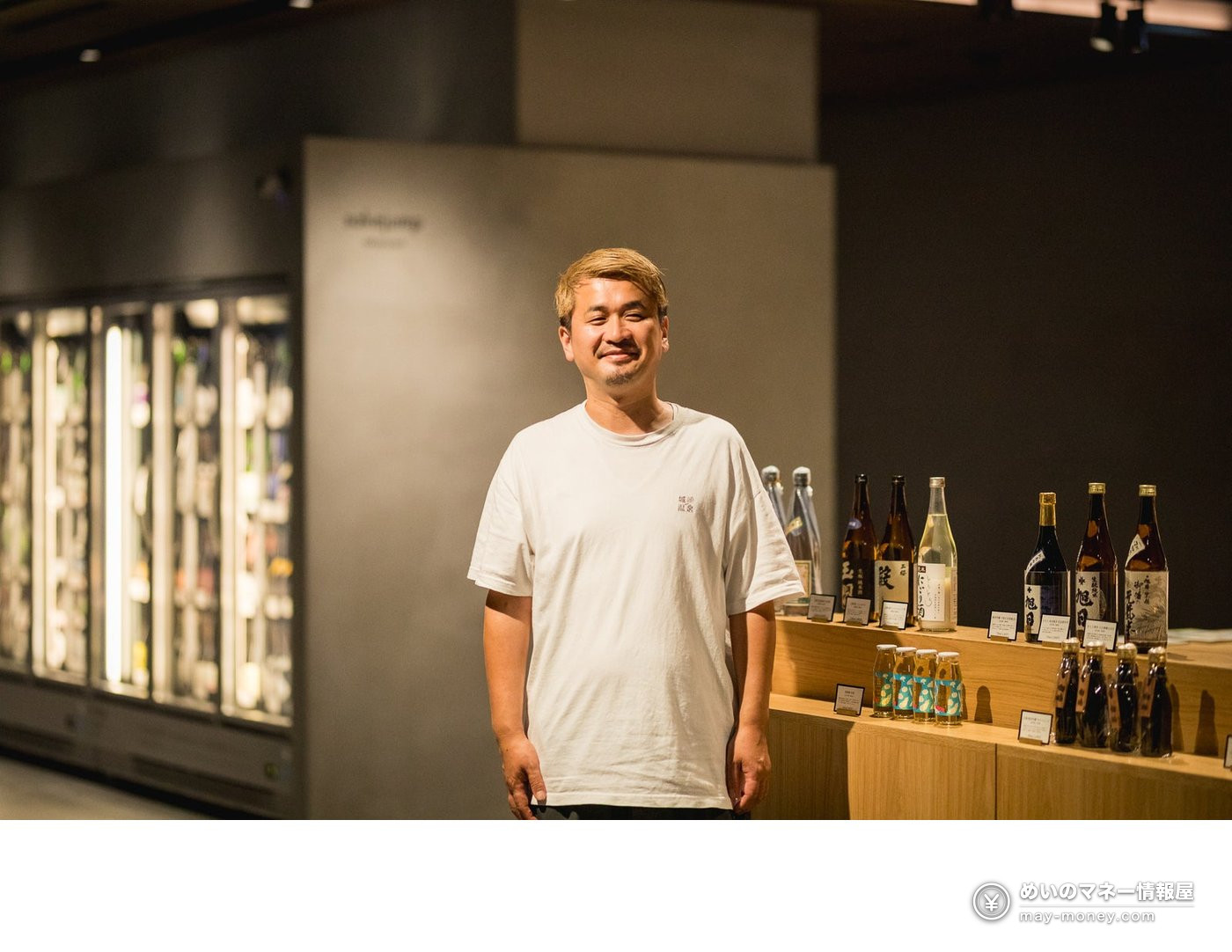 酒瓶货架前的男性工作人员