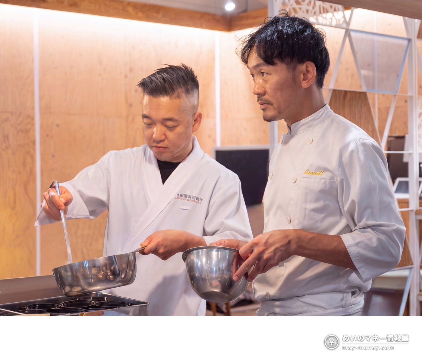 两位穿白色厨师服的男士在锅前做菜