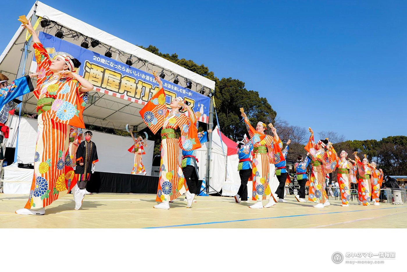 身穿和服的舞者在舞台上表演