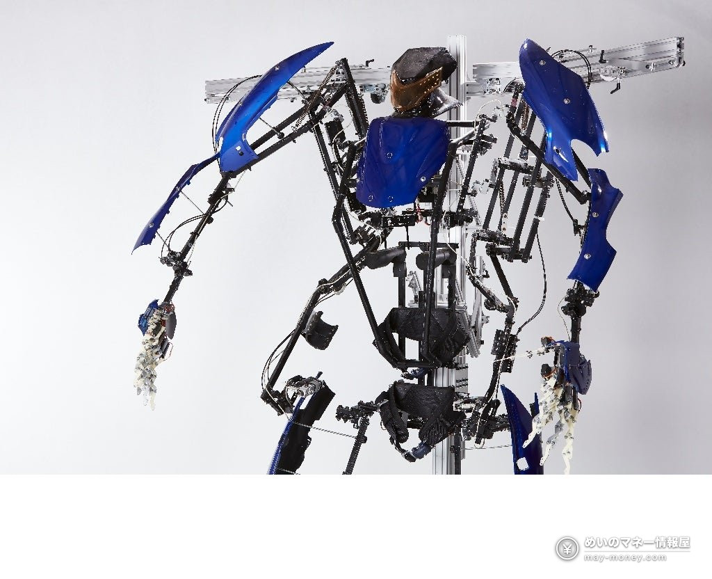 青い外装をまとった人型ロボットの骨格