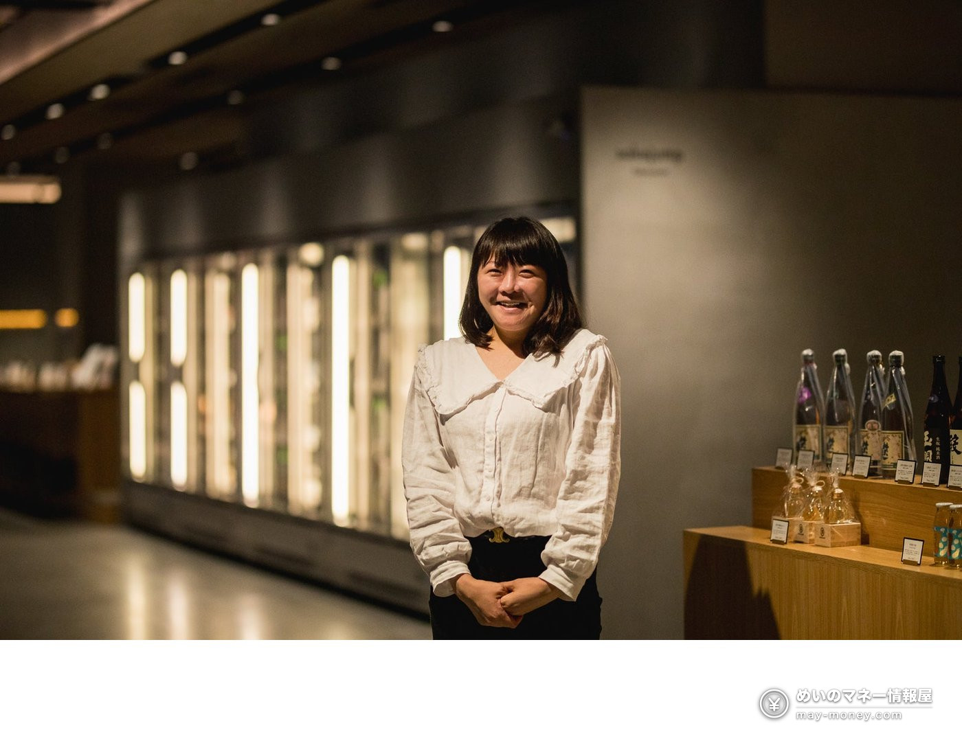 冷藏柜前微笑的女性