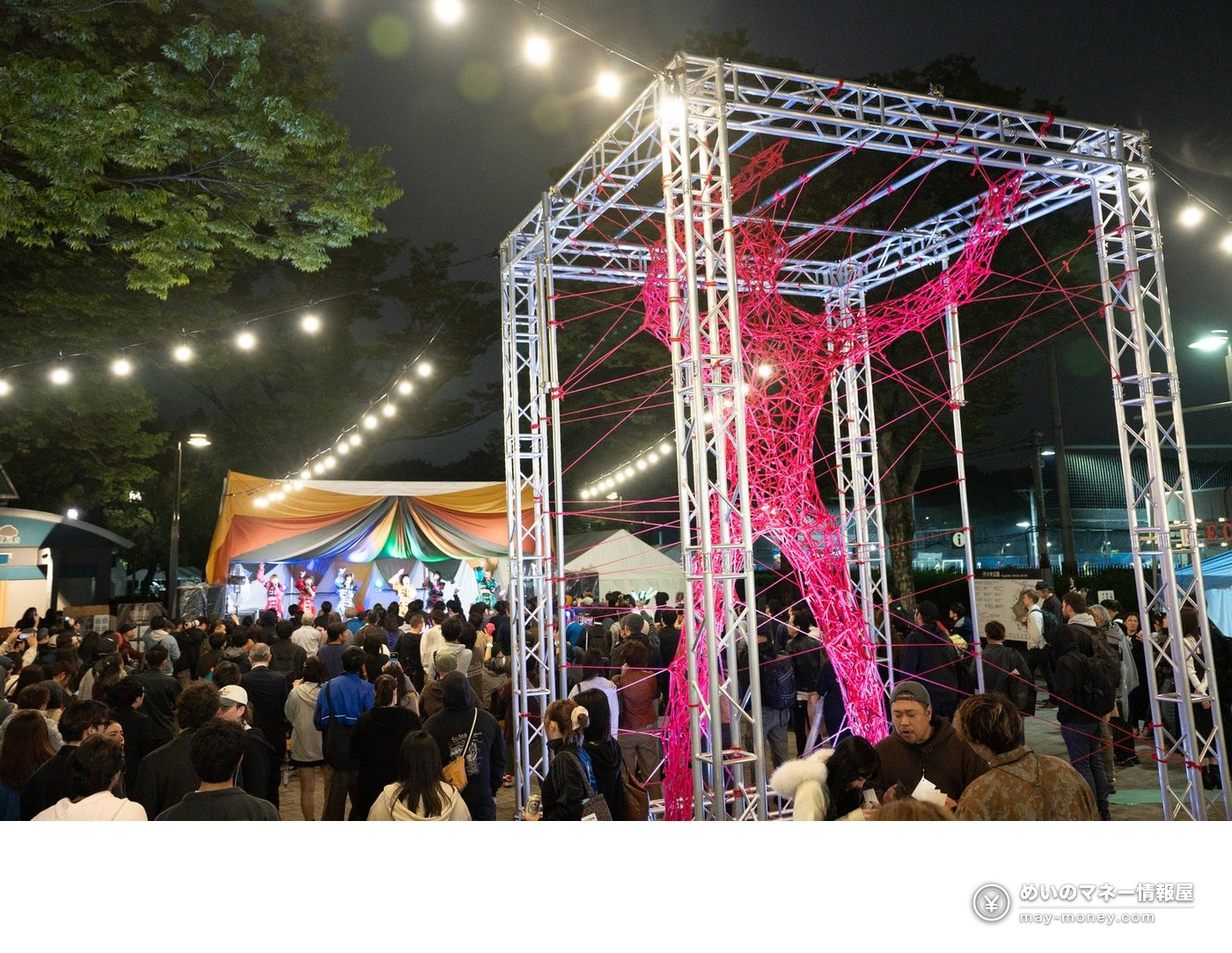 东京夜市「東京ナイトマーケット」10月代代木公园开跑|5天免费入场・时间地点与逛法全攻略 5 以红色丝线构成的艺术装置与舞台前的人群