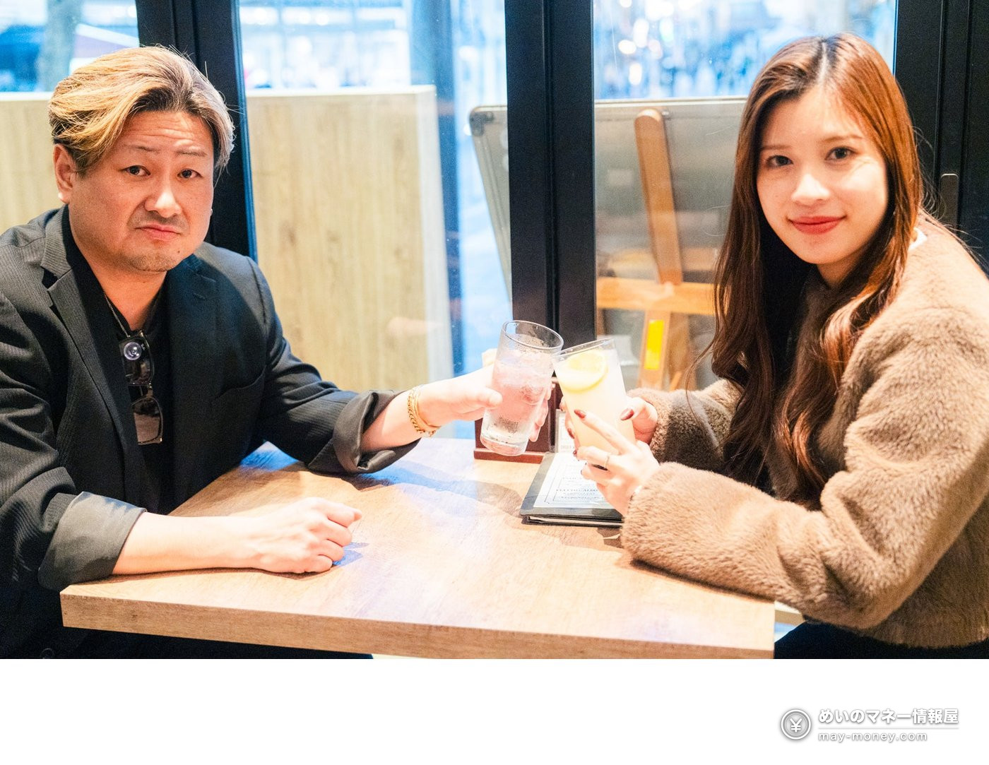 两人在店内举杯，气氛轻松