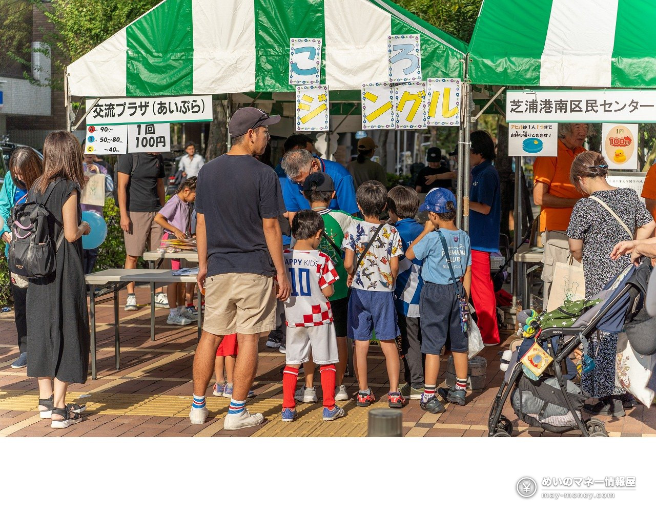 Shibaura Canal Festival 2026: Free Canal Cruise Times & Tips 12 Parents and children queuing at a games tent, with a sign reading 1回100円 (100 yen a go)