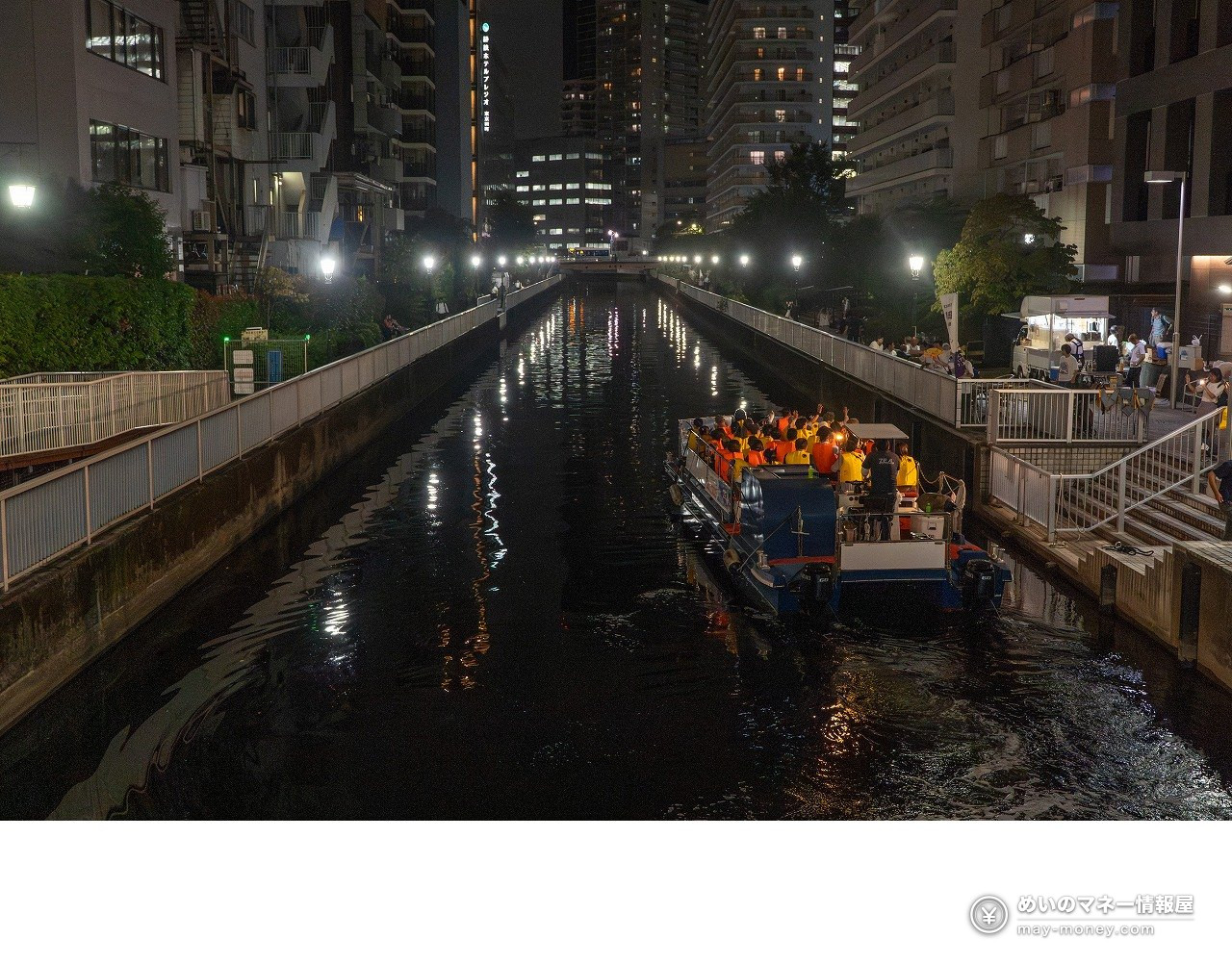 Shibaura Canal Festival 2026: Free Canal Cruise Times & Tips 4 A cruise boat moving along the canal at night between lamp-lit walkways