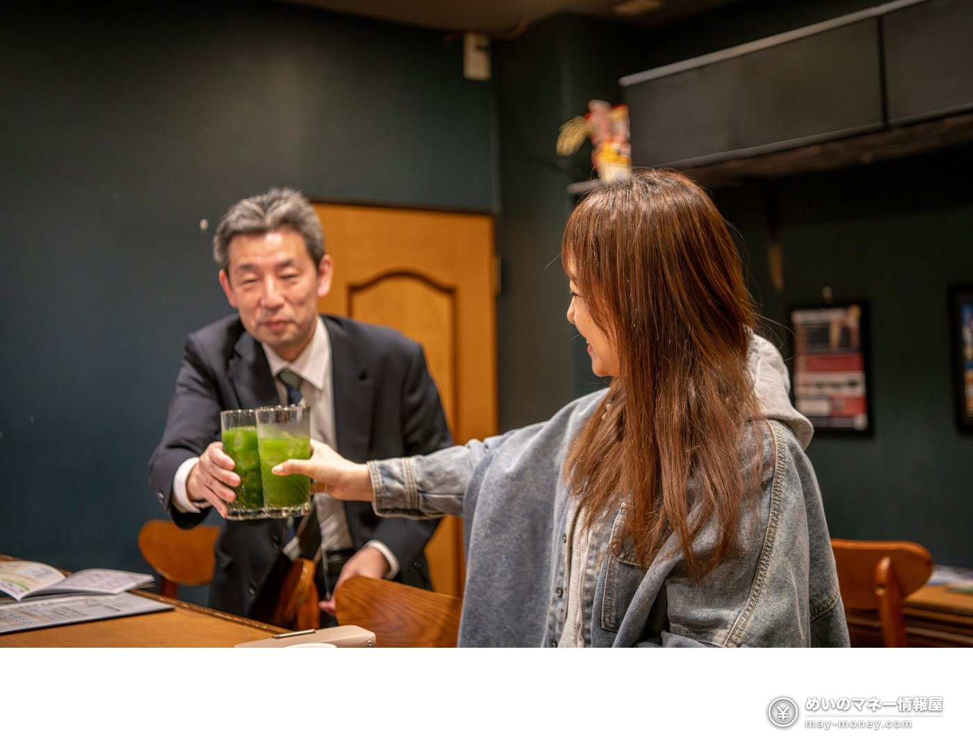阿佐ヶ谷飲み屋さん祭り攻略|119家店凭「ちょい飲み券」续摊,11/10–11/13・最后一天限一人 5 穿西装的男性和穿牛仔装的女性用绿色饮料干杯