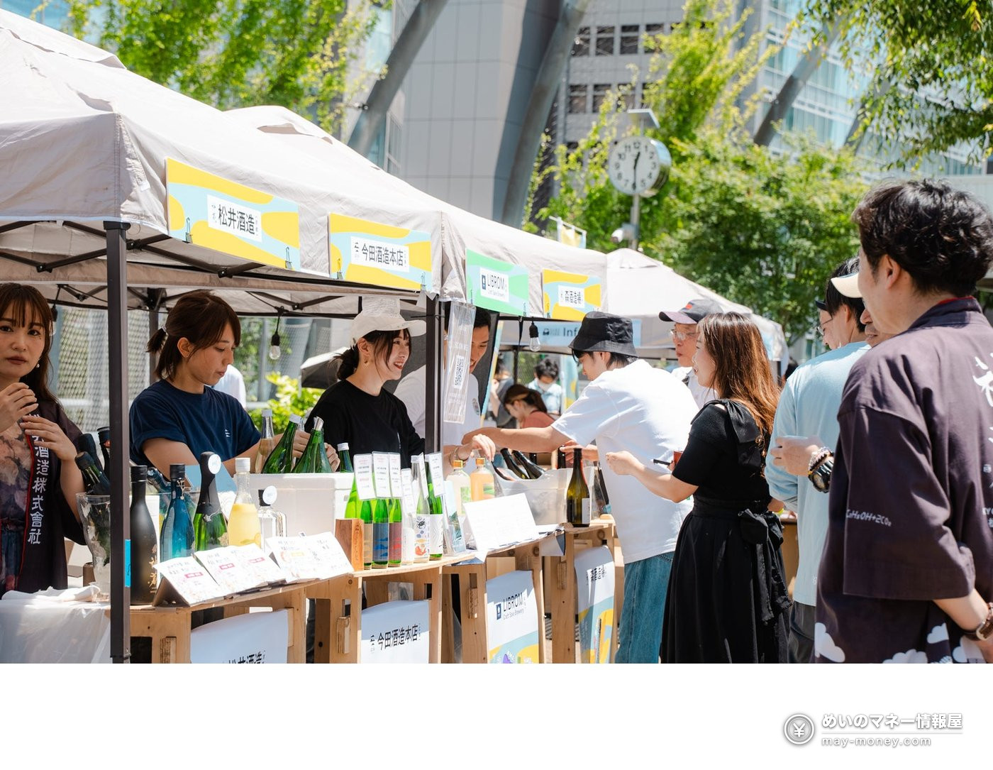 Visitors choosing sake at brewery tents lined up at SAKE PARK
