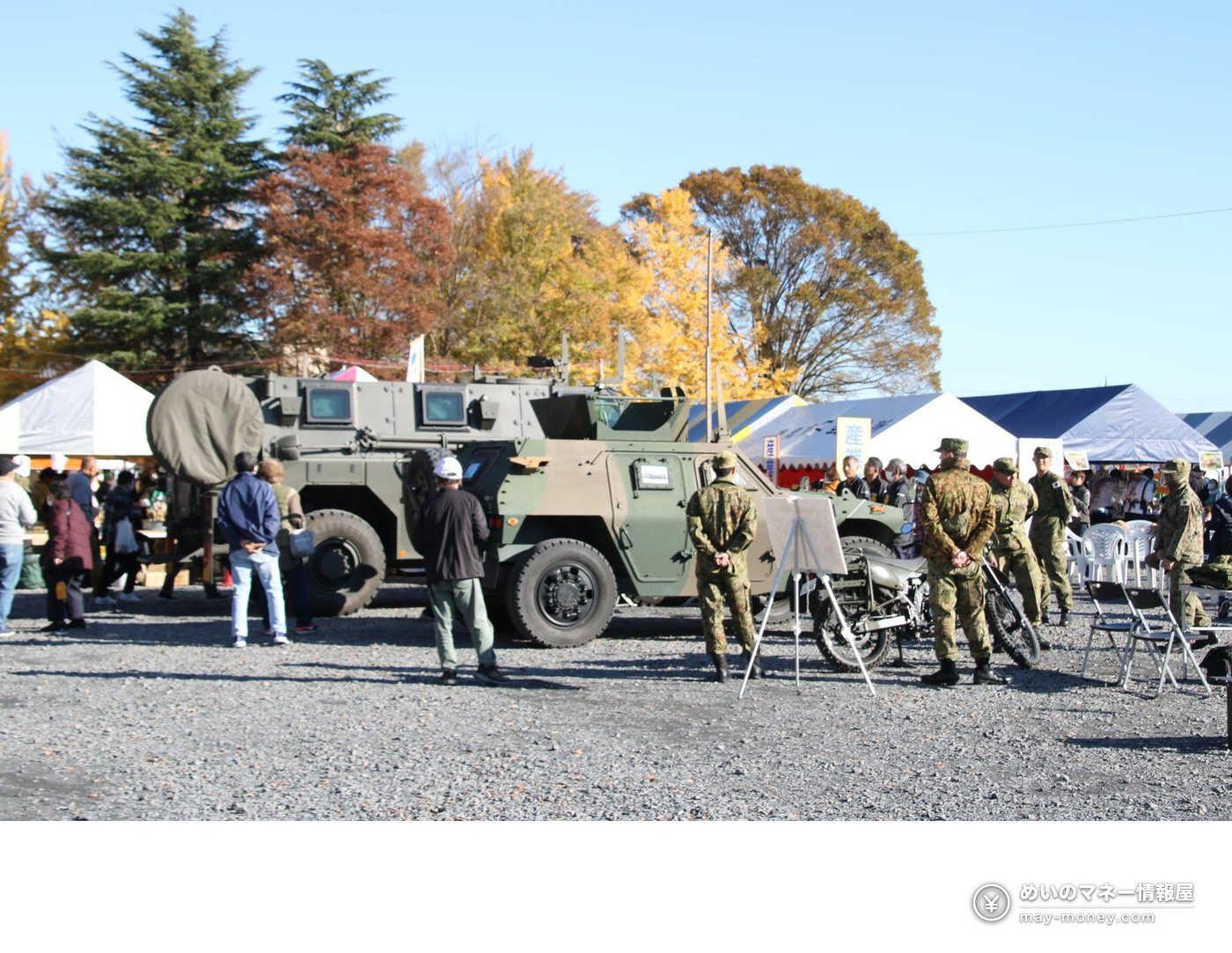 真岡市大産業祭|ミニSL・車両展示と会場案内 4 広場に展示された自衛隊の装甲車とバイクを見学する来場者