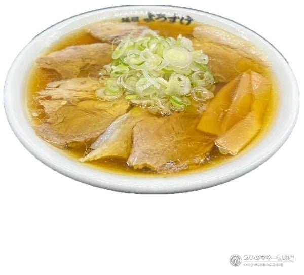 あんかけ風の麺にネギとピンク色の粉を盛り付けた一杯