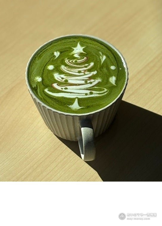 緑色の飲み物にツリーのラテアートを描いたツリー抹茶ラテのイメージ