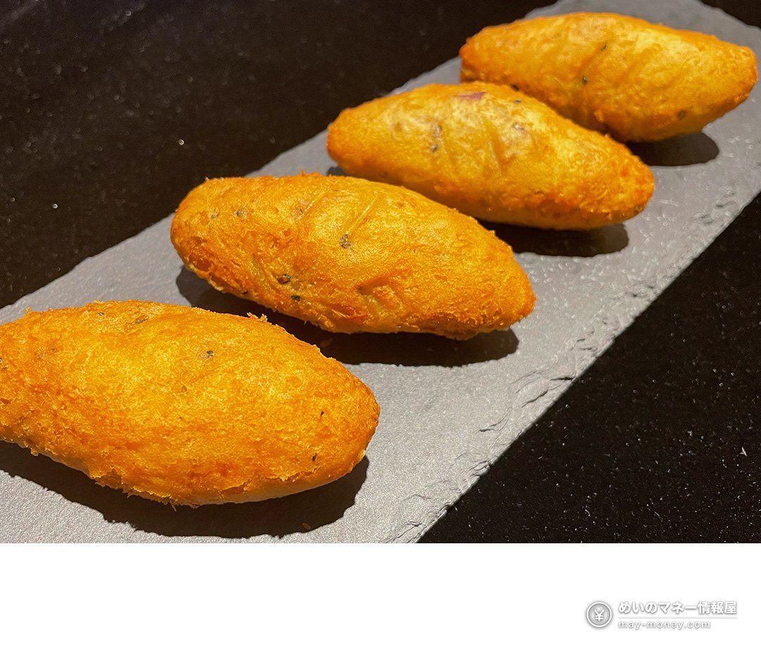 石板上摆着4根刚炸好的红薯可乐饼风炸物