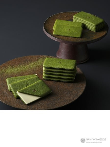 白い層を挟んだ緑色の四角い焼き菓子「茶の菓」