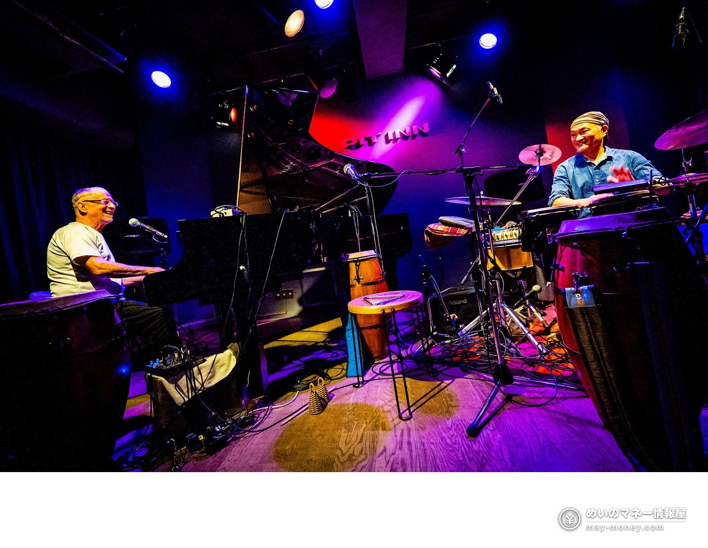 ライブ会場でピアノとパーカッションを演奏するDos Orientalesの二人
