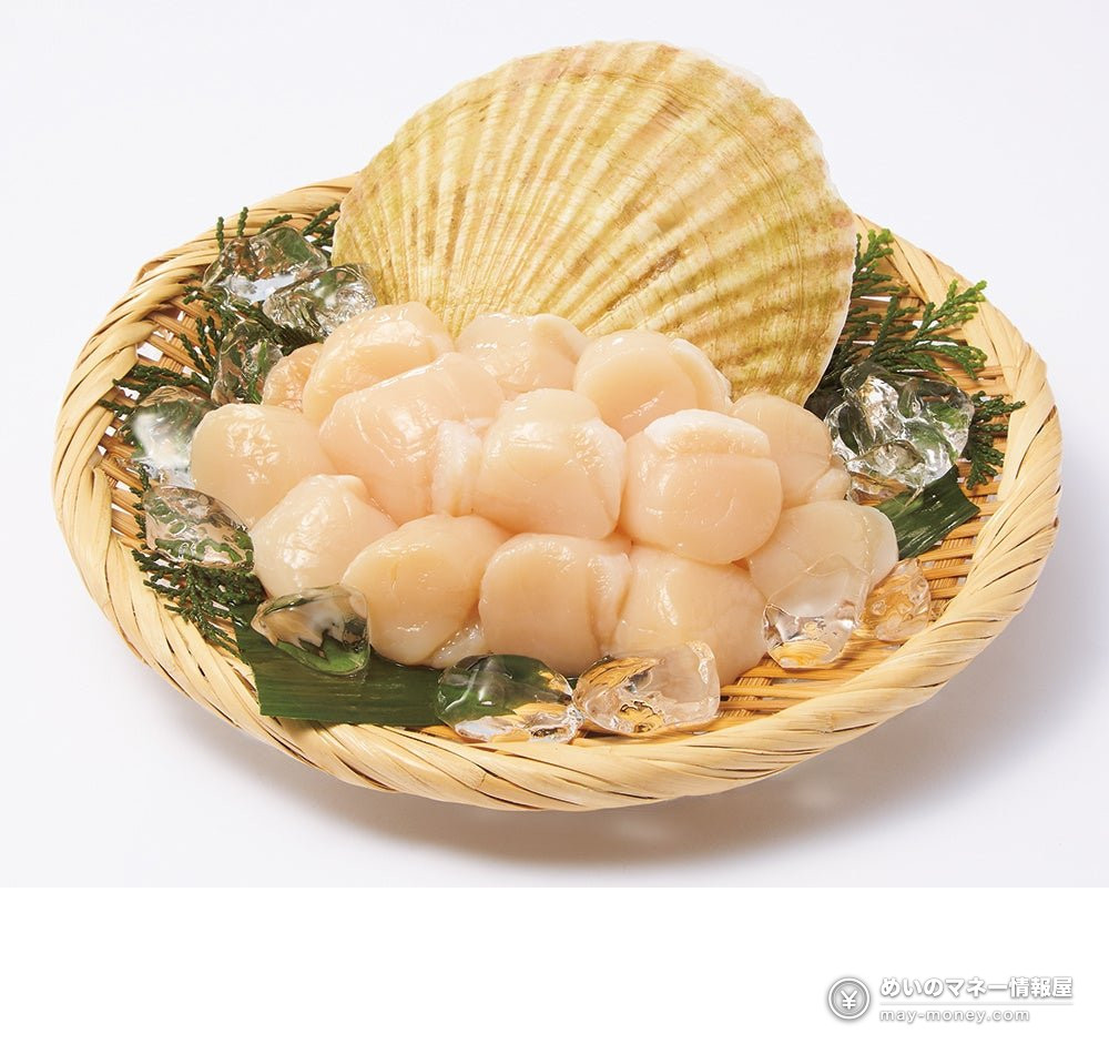 竹篮里的扇贝柱，配冰块和大扇贝壳