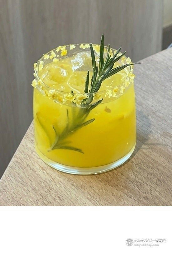 ハーブと氷を添えた黄色いゴールドレモンソーダのイメージ