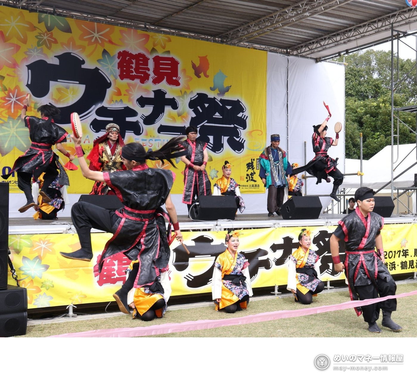 鶴見ウチナー祭|入場無料の沖縄フェス、日程・行き方・見どころ 1 鶴見ウチナー祭の野外ステージで、黒い衣装の踊り手が跳ねるように踊る様子
