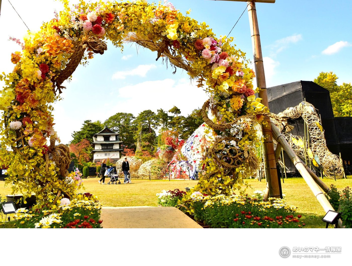 弘前城菊と紅葉まつり|入園料・ライトアップ・観光舟 4 黄色い花で飾られた大きな花輪と、その向こうに見える天守