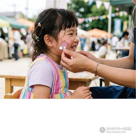 SMILE GARDEN 2026攻略|横滨站北西口10/25免费活动,美食・啦啦队・DJ时间表 4 脸颊贴上身体贴纸后开心笑着的小女孩