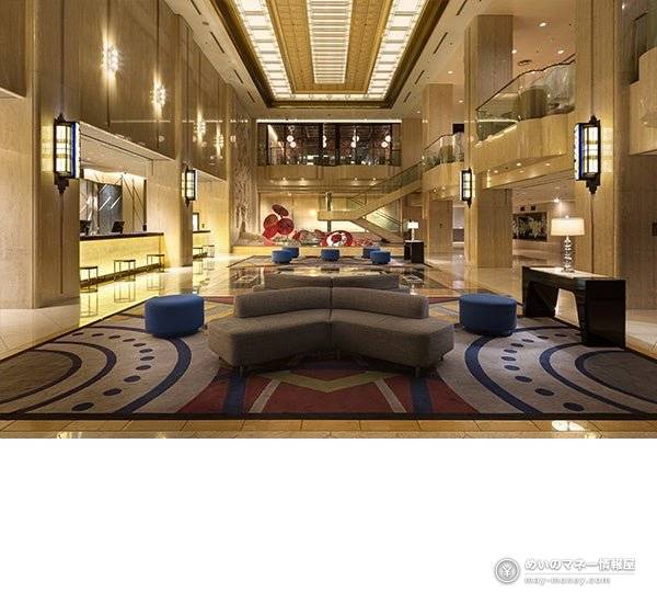 Hotel lobby with sofas, round pillars and a patterned carpet
