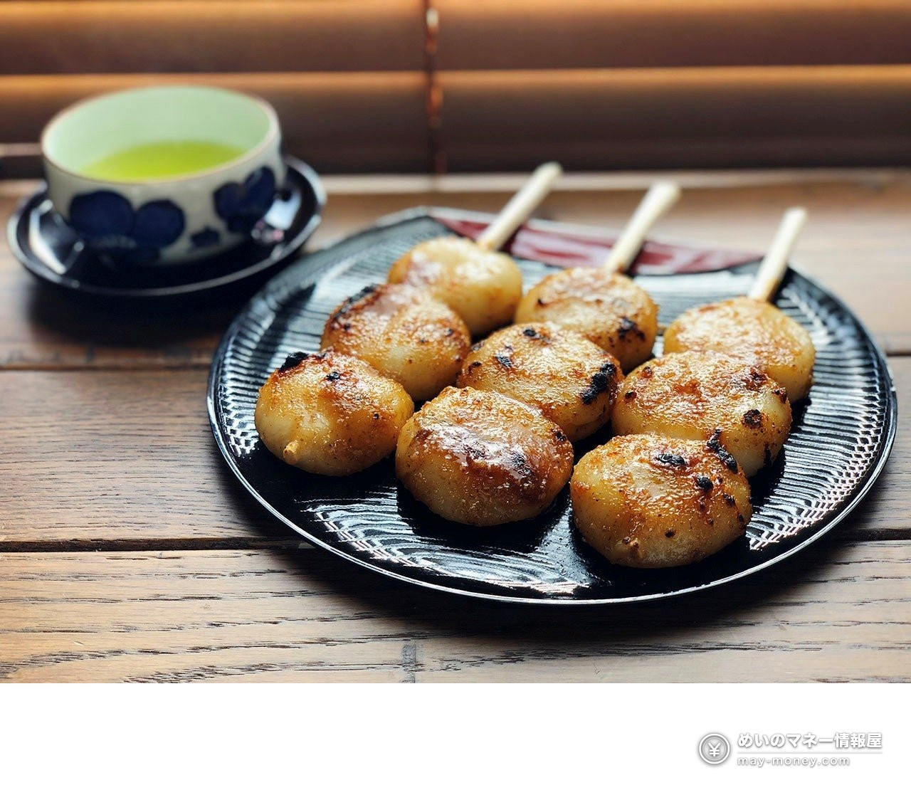 Grilled rice cakes on skewers served with green tea