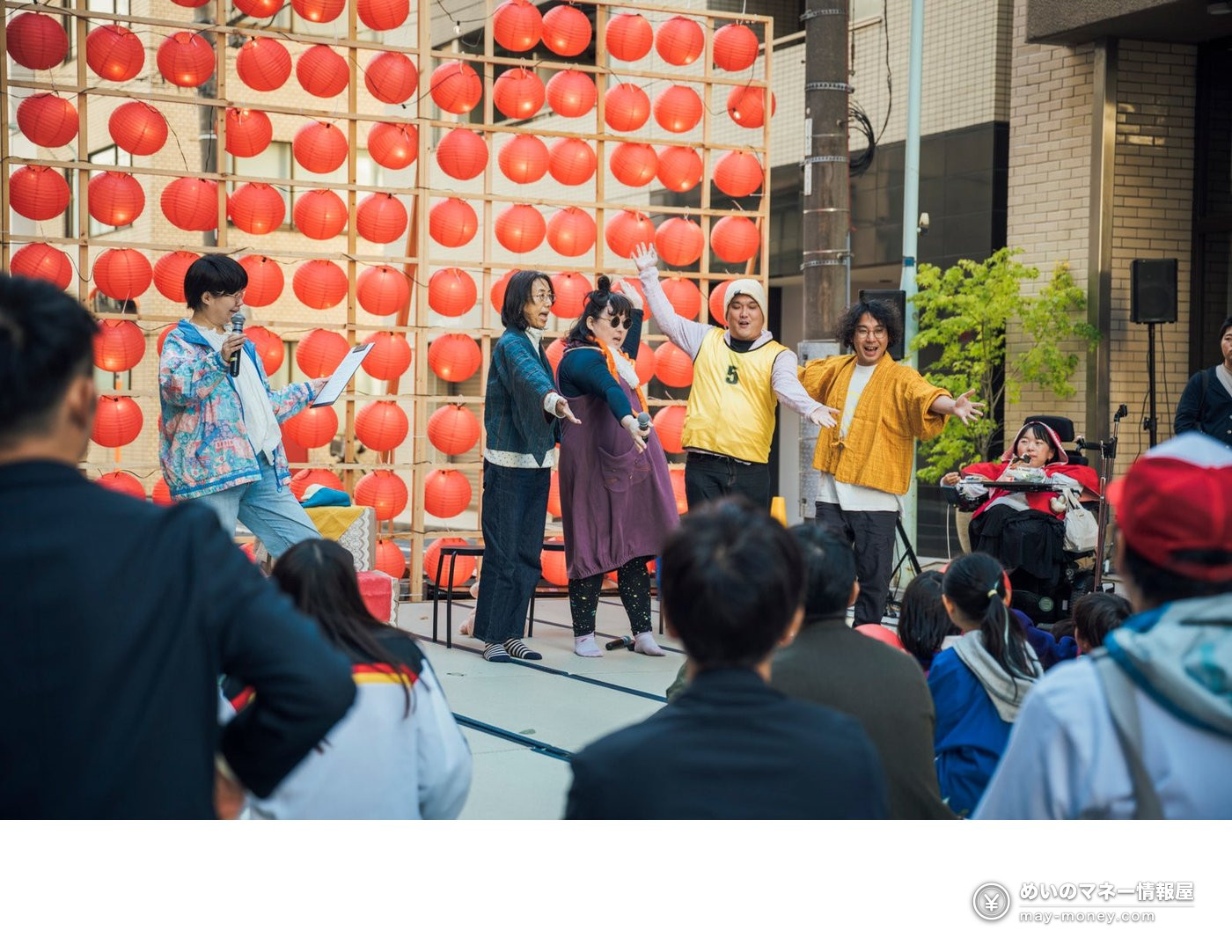 Nandakanda 14: A Free Street Festival on 350 Tatami Mats in Kanda (Nov 3) 8 Performers acting to an audience on a stage in front of a wall of red lanterns
