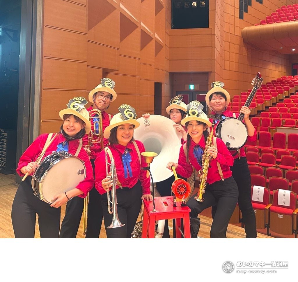 Yokohama Jazz Promenade 2026: Free Street Shows and Tickets 3 Six members of Hot Spring 6 in red shirts and hats holding their instruments