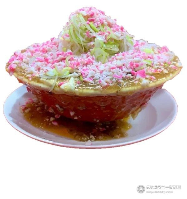 白濁したスープに厚切りチャーシューと半熟卵、小ネギを添えたラーメン