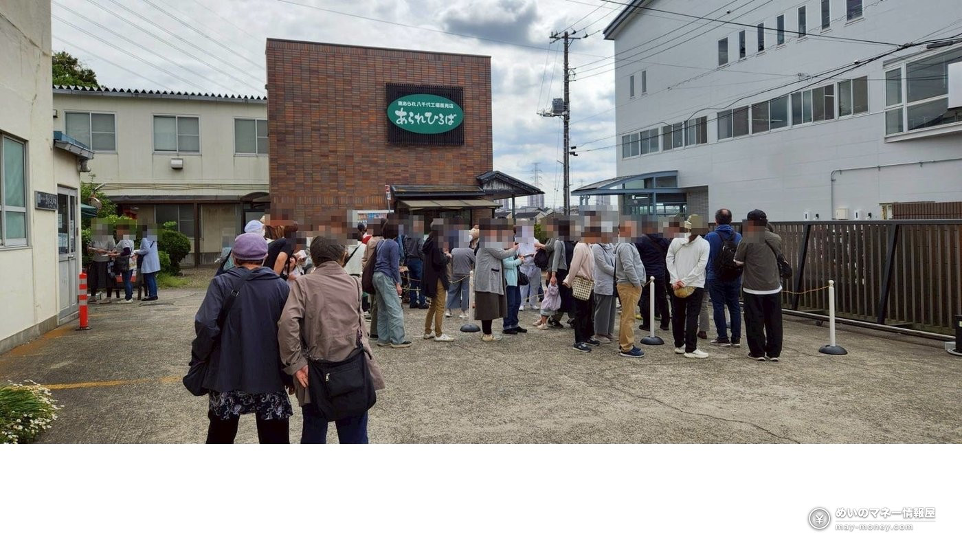 東あられ「新米おかきフェア」10/17八千代工場で揚げたて販売 8 あられひろばの看板があるレンガ造りの店舗前に集まる大勢の人