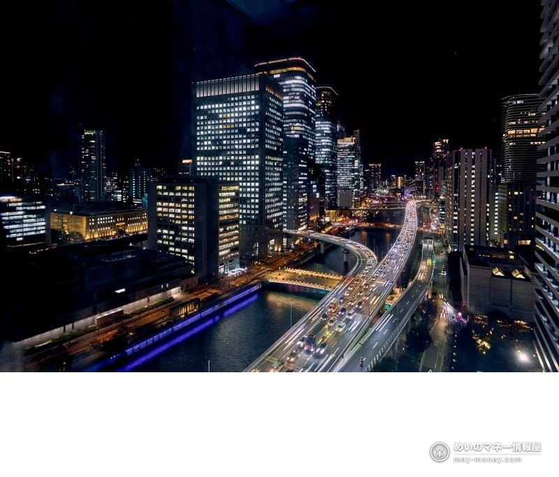 川沿いに立つ高層ビルと高速道路の夜景