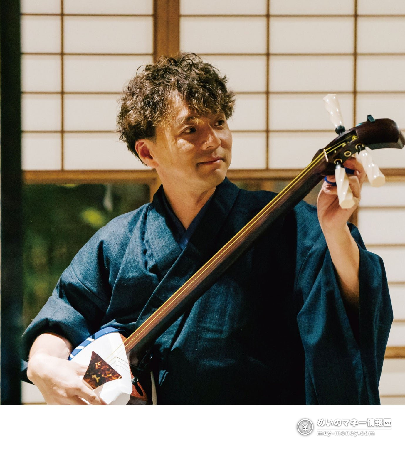 和服姿で津軽三味線を演奏する雅勝