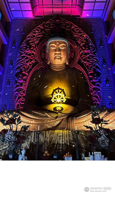 青とピンクの照明に包まれた東長寺の福岡大仏のテストライティング