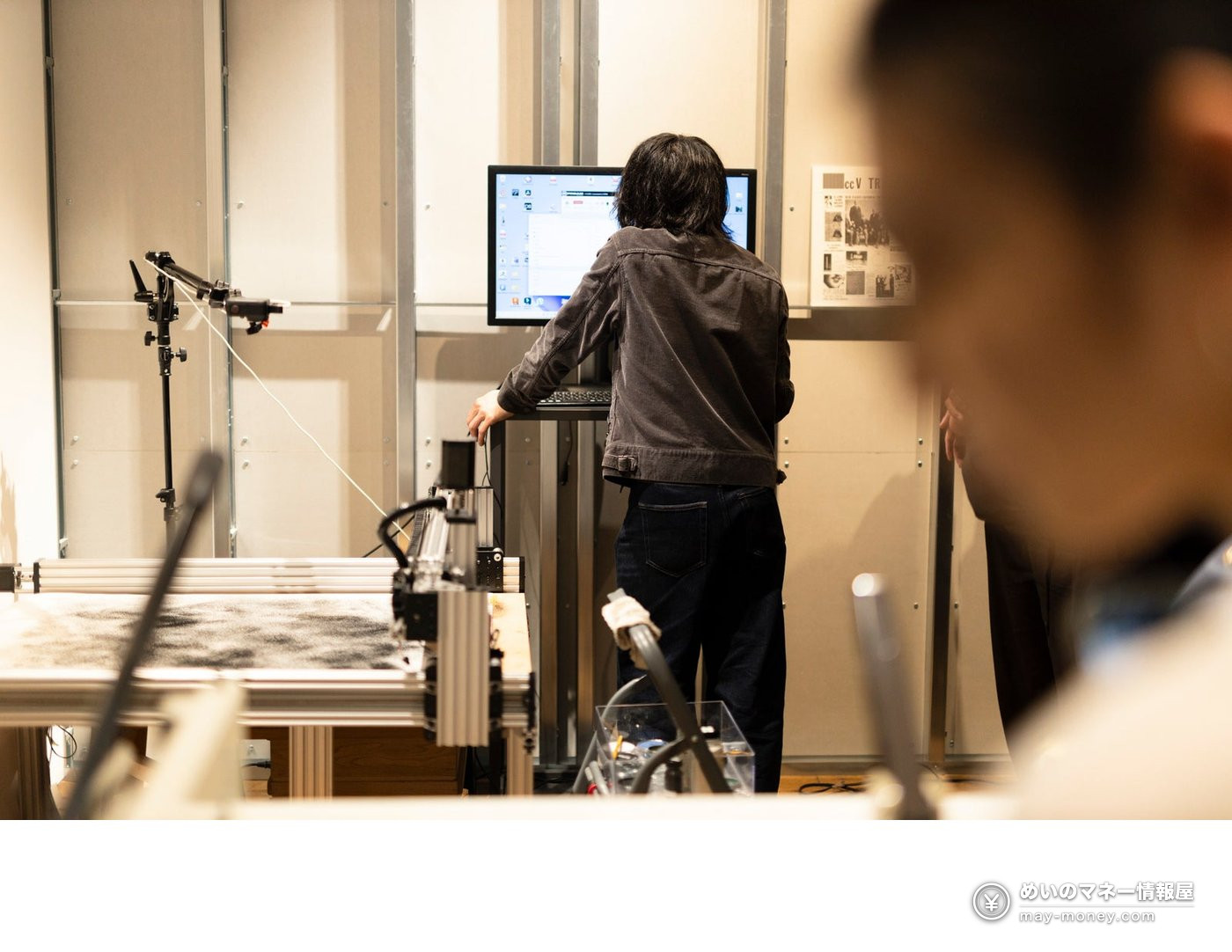 YAU WEEKS: Free Art Walk Across Otemachi, Marunouchi and Yurakucho 5 Exhibition space with a person operating a monitor and a machine in the foreground