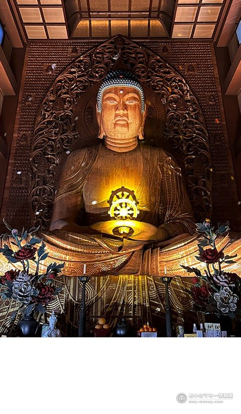 花と灯りに囲まれた東長寺の福岡大仏